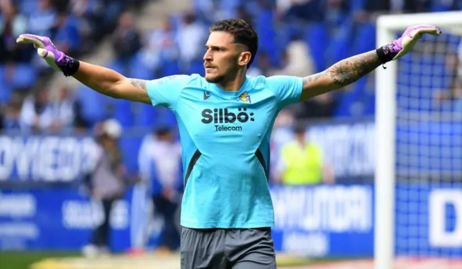  Víctor Aznar calienta antes de un partido del Cádiz.