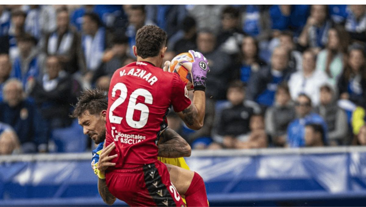  Victor Aznar atrapa un balón durante el Real Oviedo-Cádiz.