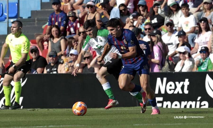 Víctor García, durante un partido con el Eldense (Foto: LaLiga).