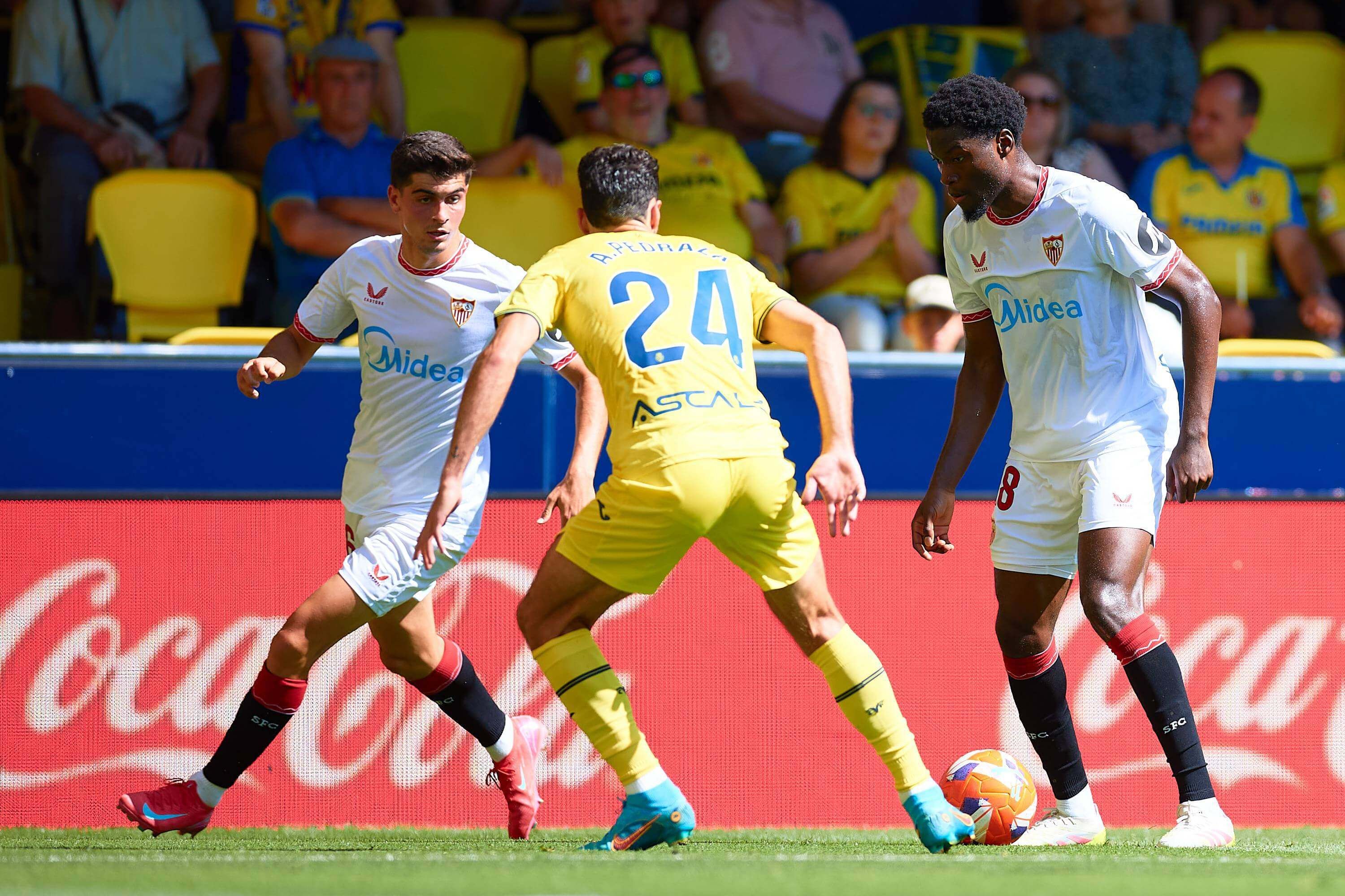  Juanlu y Agoumé, en el Villarreal-Sevilla.