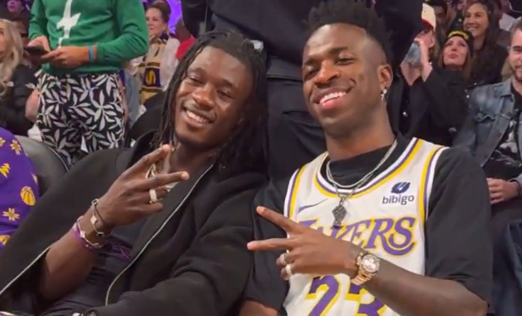  Vinicius Jr y Camavinga viendo a los Angeles Lakers (Fuente: @NBA)