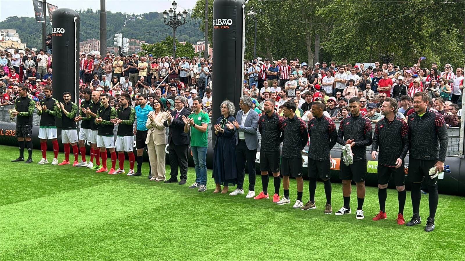  Partido de leyendas ante el Teatro Arriaga, con el Alcalde y el Lehendakari presentes, por la final de la UEFA Europa League.