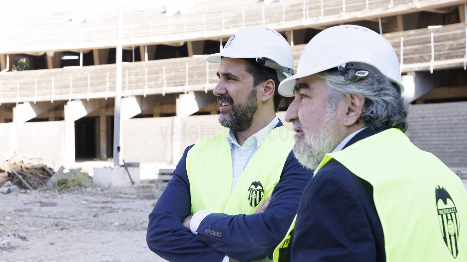 Javier Solís y José Manuel Rodríguez Uribes, en la visita al Nou Mestalla.