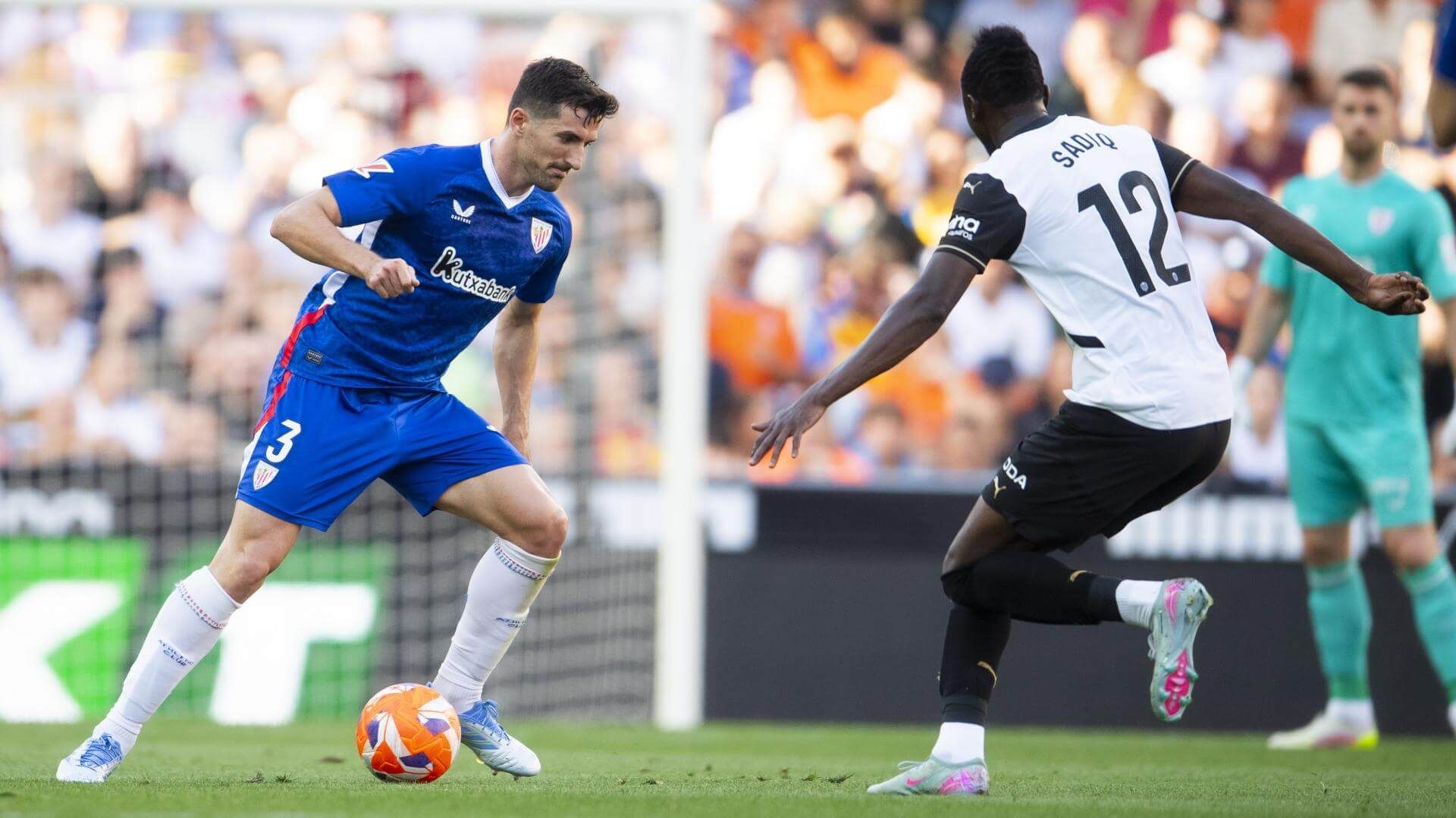 Dani Vivian con Sadiq en Mestalla ante el Valencia (Foto: Athletic Club).