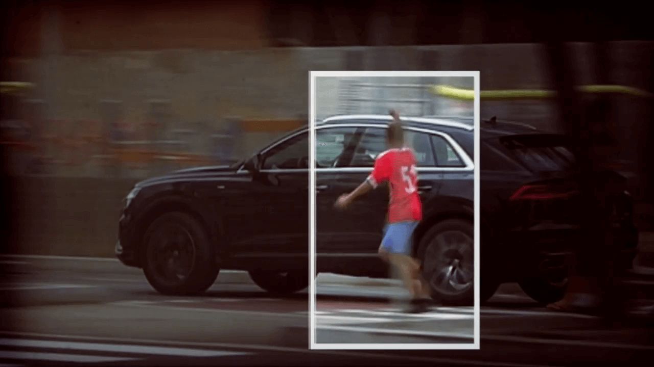  Un aficionado siguiendo el coche de un futbolista para pedir fotos y autógrafos