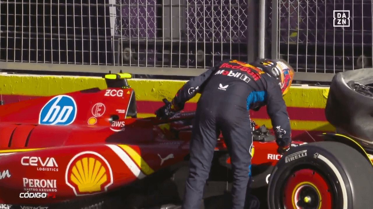  Momento en el que Checo Pérez golpea el casco de Carlos Sainz (DAZN)