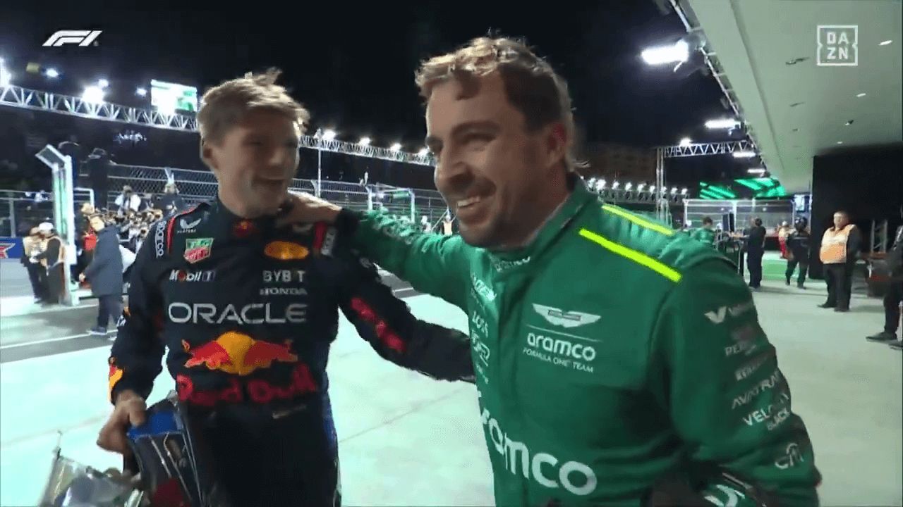  Fernando Alonso felicita a Max Verstappen tras la carrera en Las Vegas (DAZN)