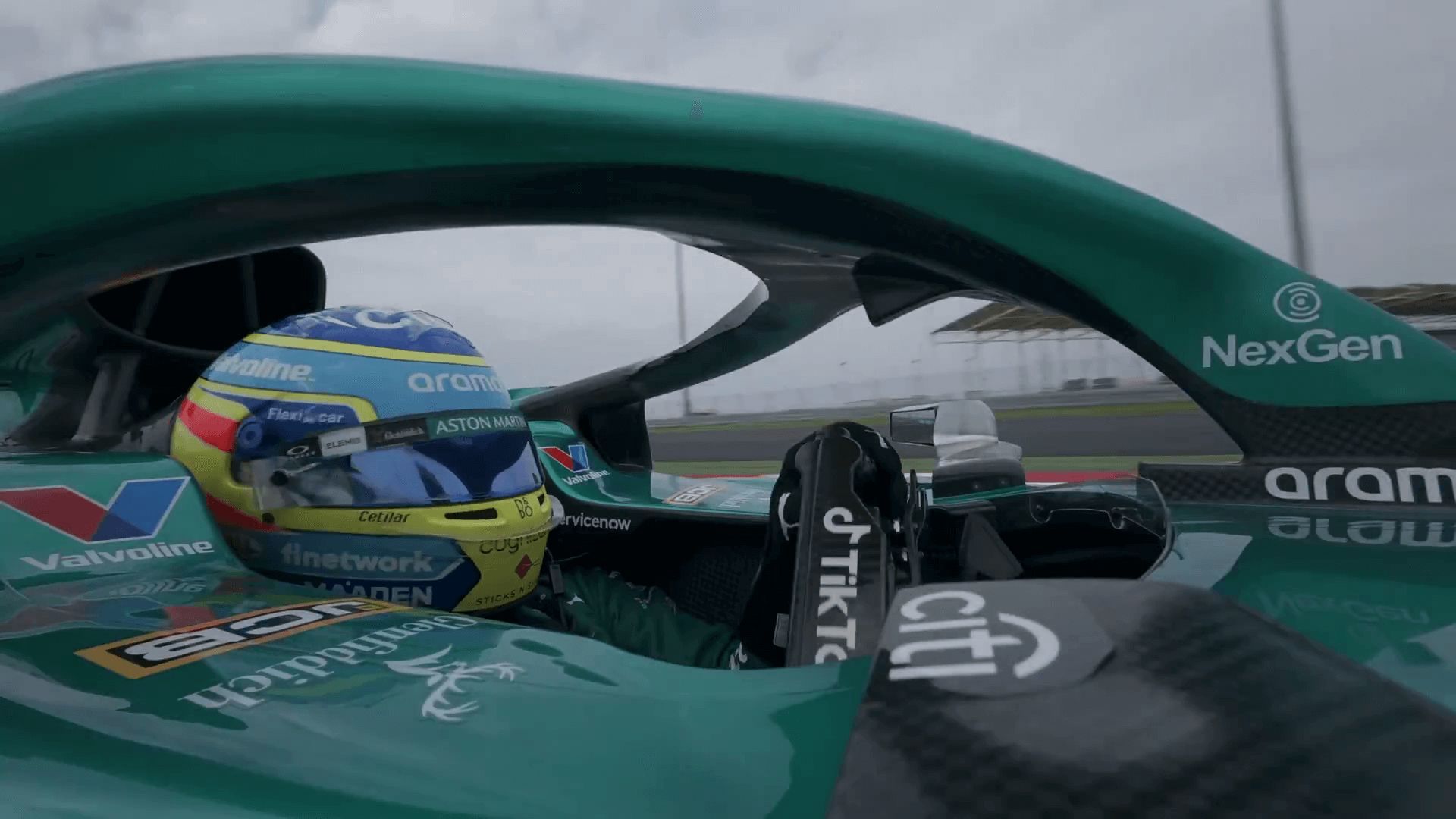  Fernando Alonso, en el filming day con el AMR25 (Aston Martin)