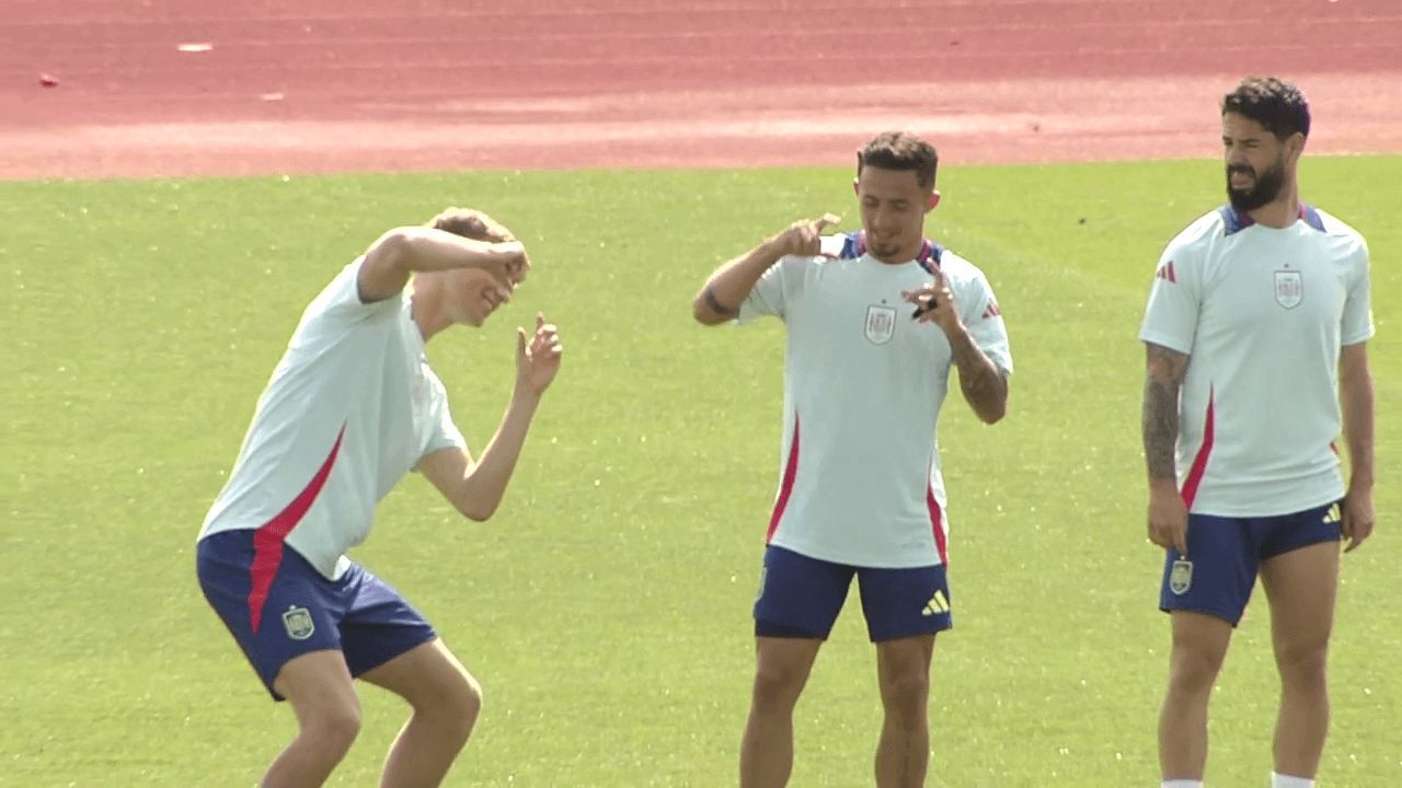  Dean Huijsen bromeando con sus compañeros