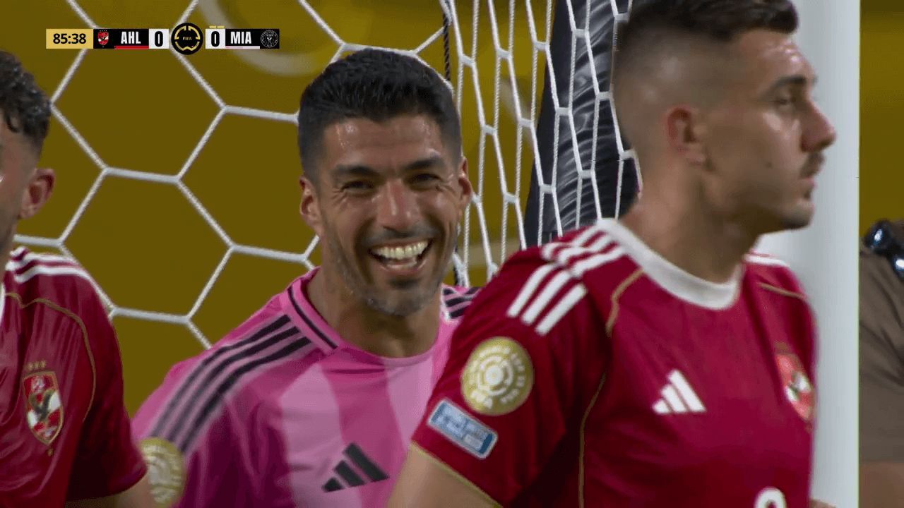 La carcajada de Luis Suárez después de la amarilla a Busquets (Telecinco)