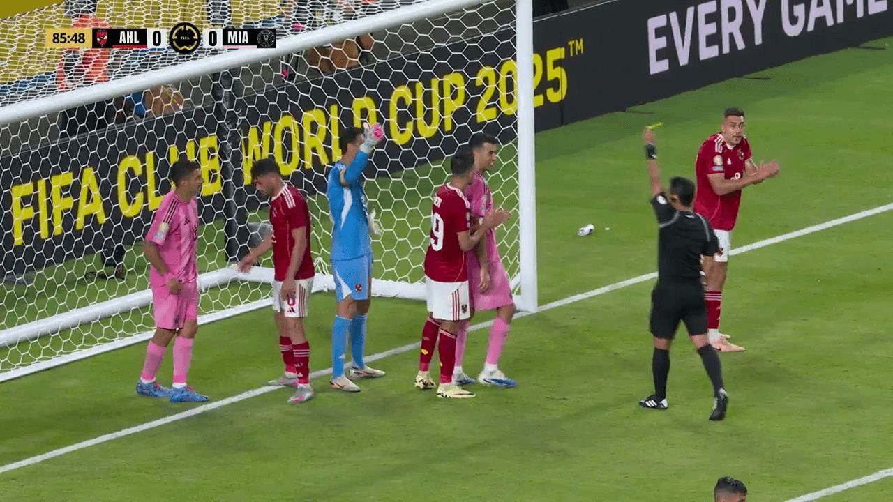 El colegiado mostrándole amarilla a Busquets (Telecinco)