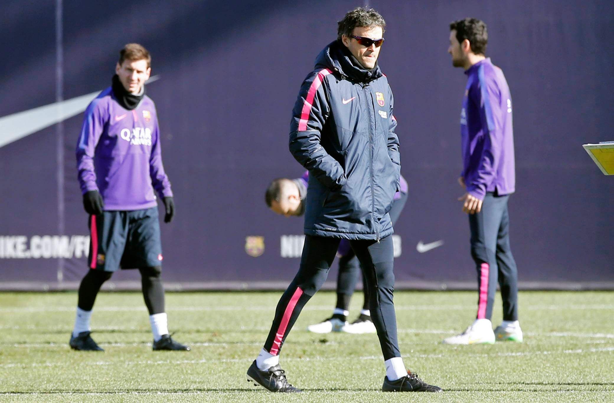 Luis Enrique, con Messi de fondo en el Barcelona
