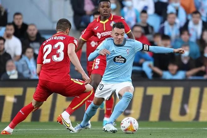  Iago Aspas pugna con un rival durante el Celta-Getafe en Balaídos.