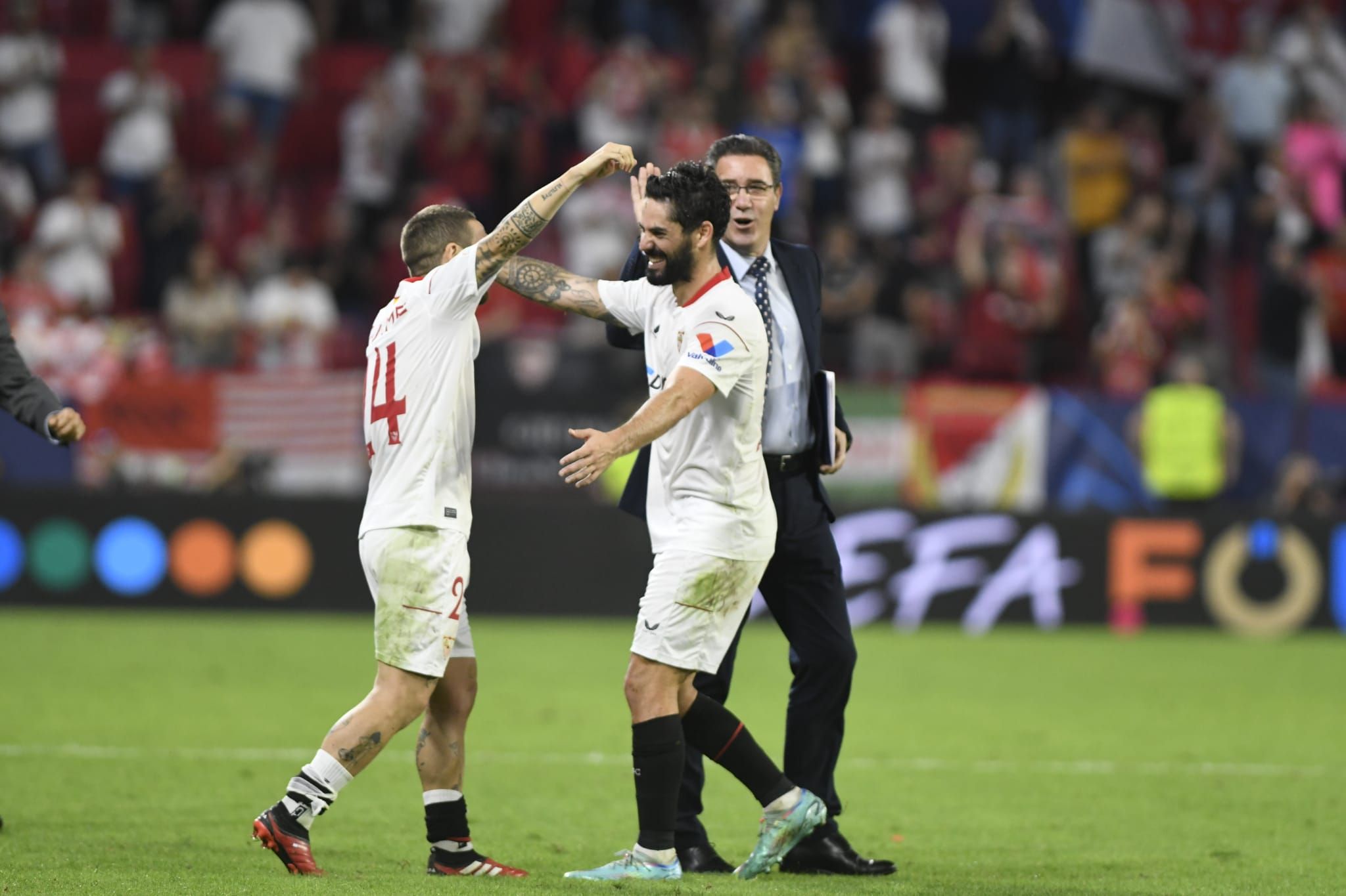  El abrazo de Isco y el Papu.