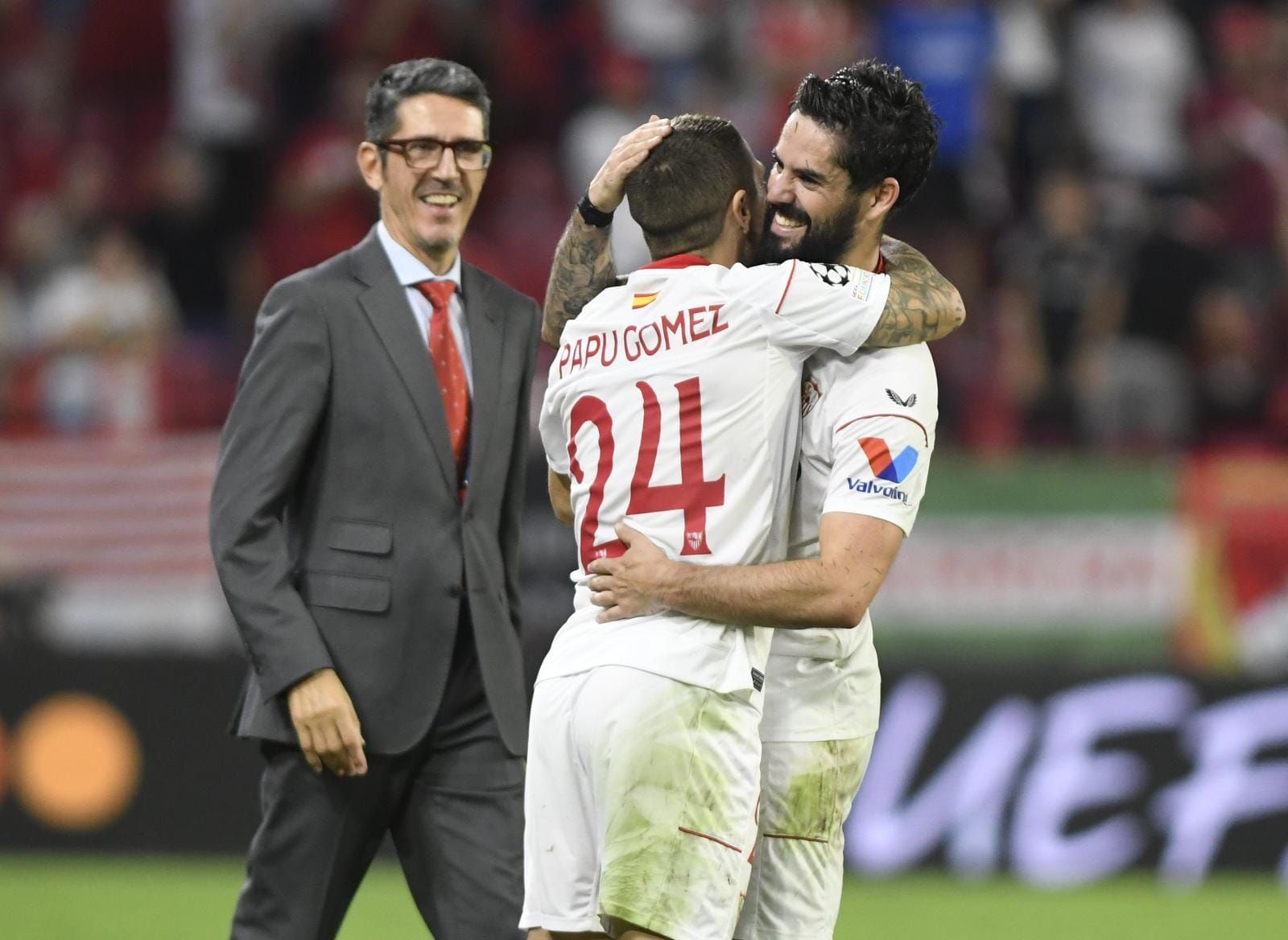 El abrazo de Isco y el Papu.