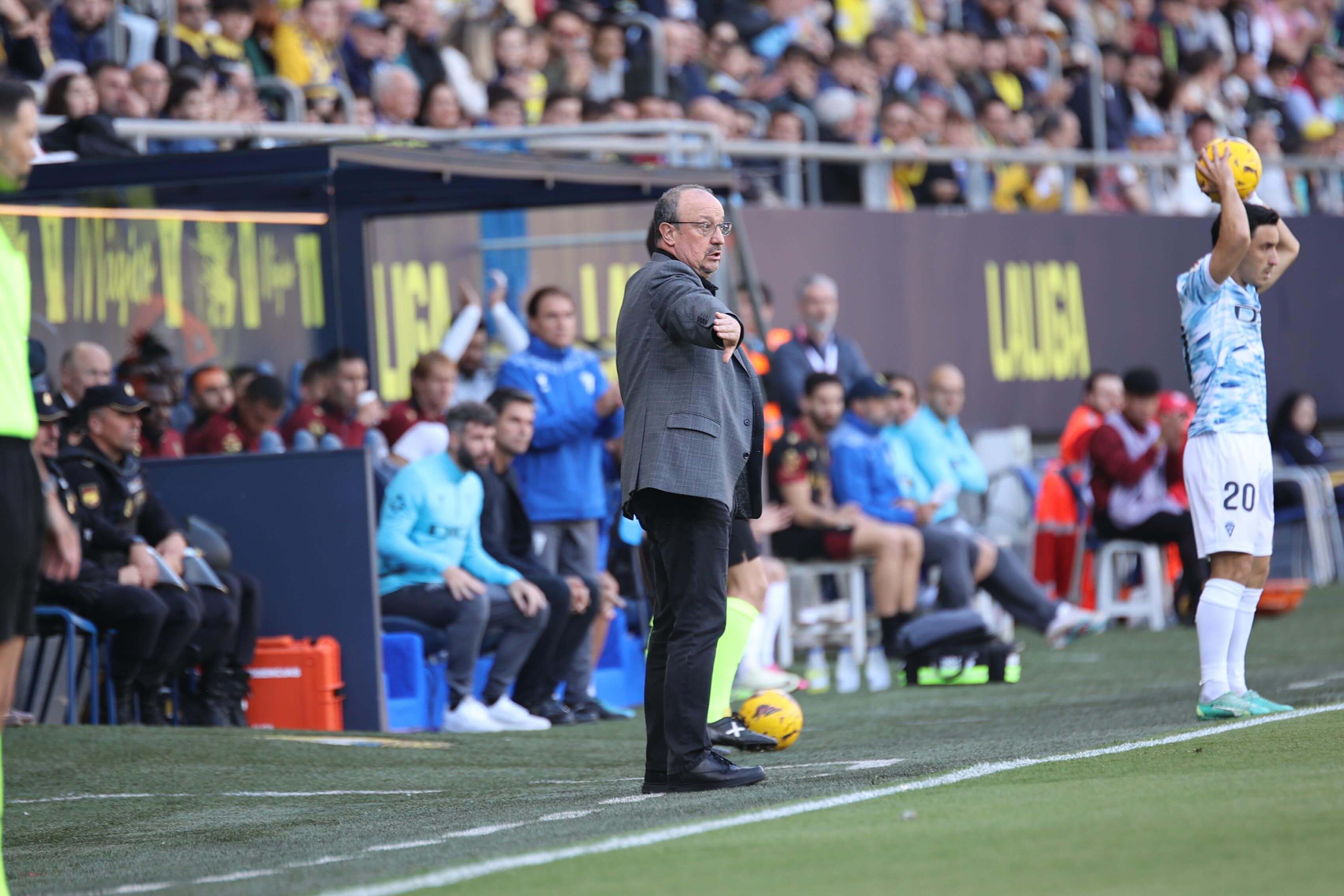  Benítez da indicaciones a sus jugadores en el Nuevo Mirandilla.