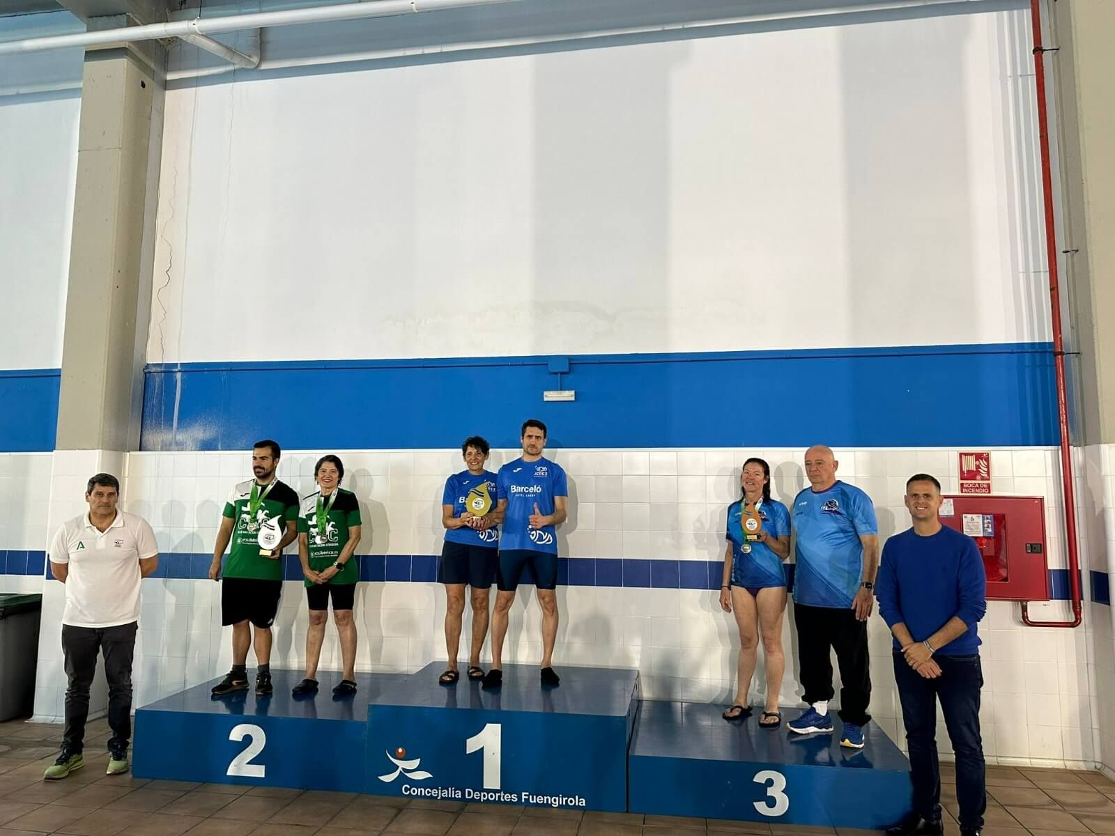 El Jerez Natación Máster celebra la victoria en el podio en Fuengirola.
