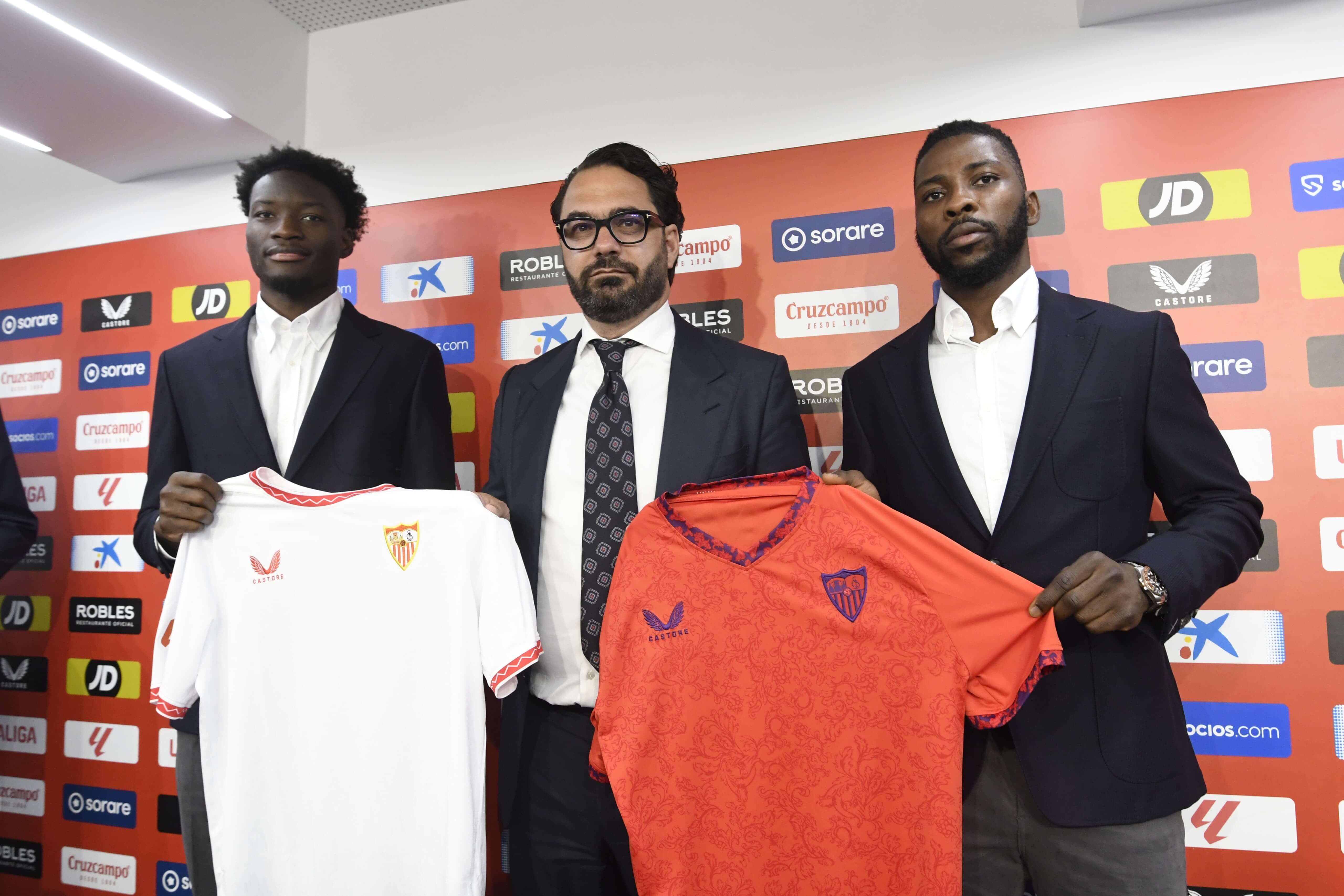  Agoumé junto a Víctor Orta y Kelechi Iheanacho.