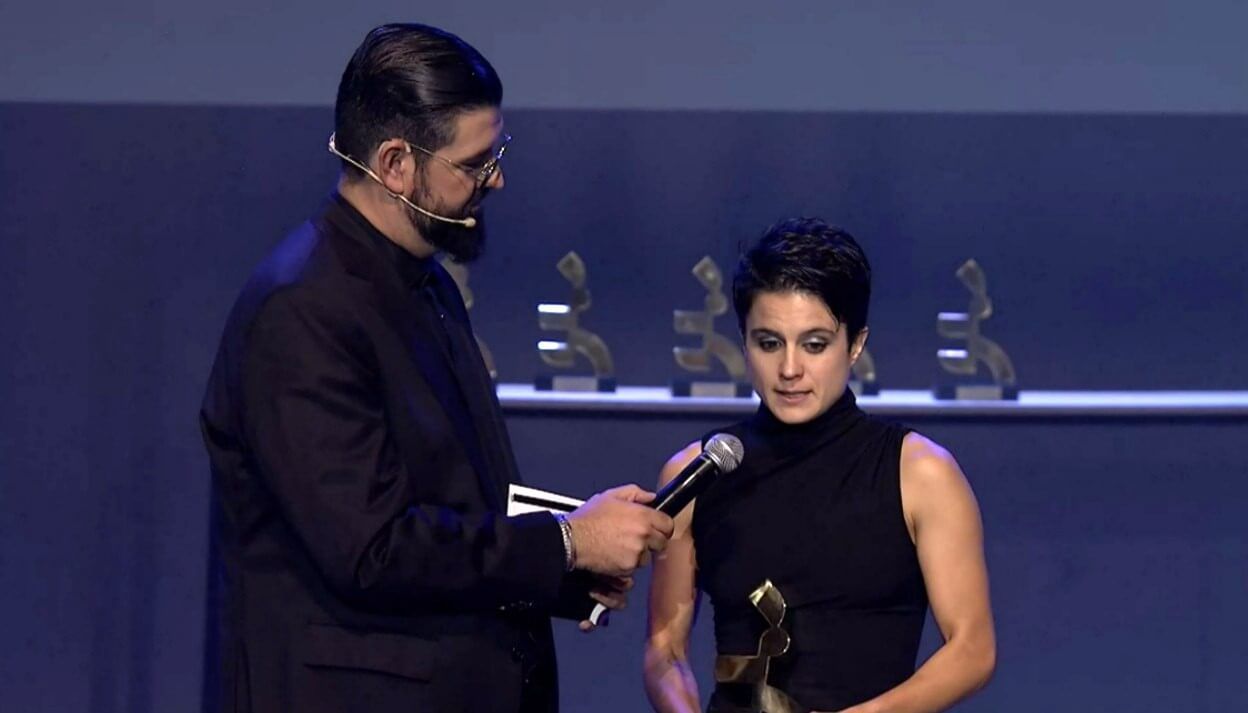  María Pérez recibe el Premio Desmarcadas 2024.