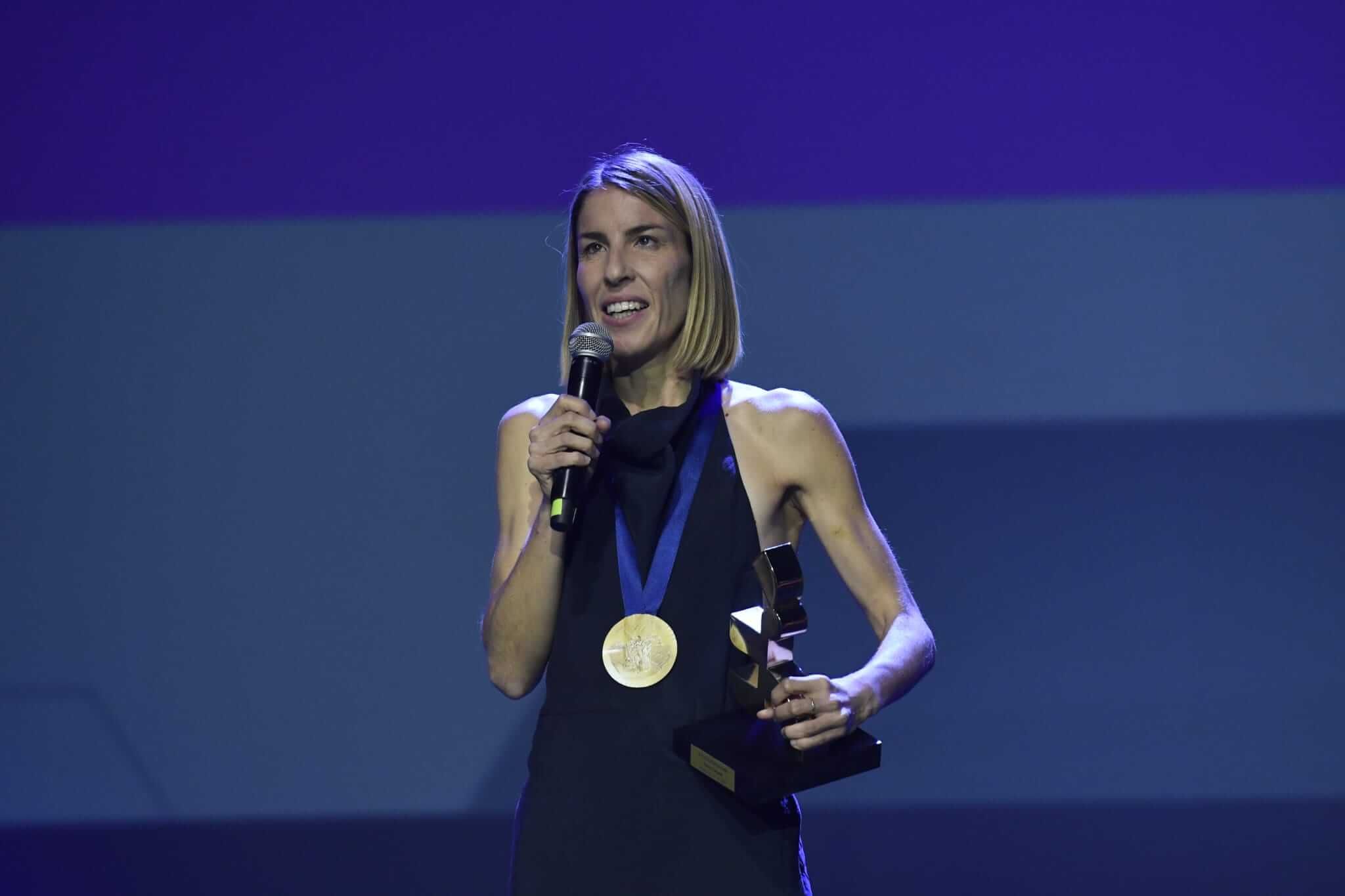 Elena Congost, con su medalla en la II Gala Desmarcadas.