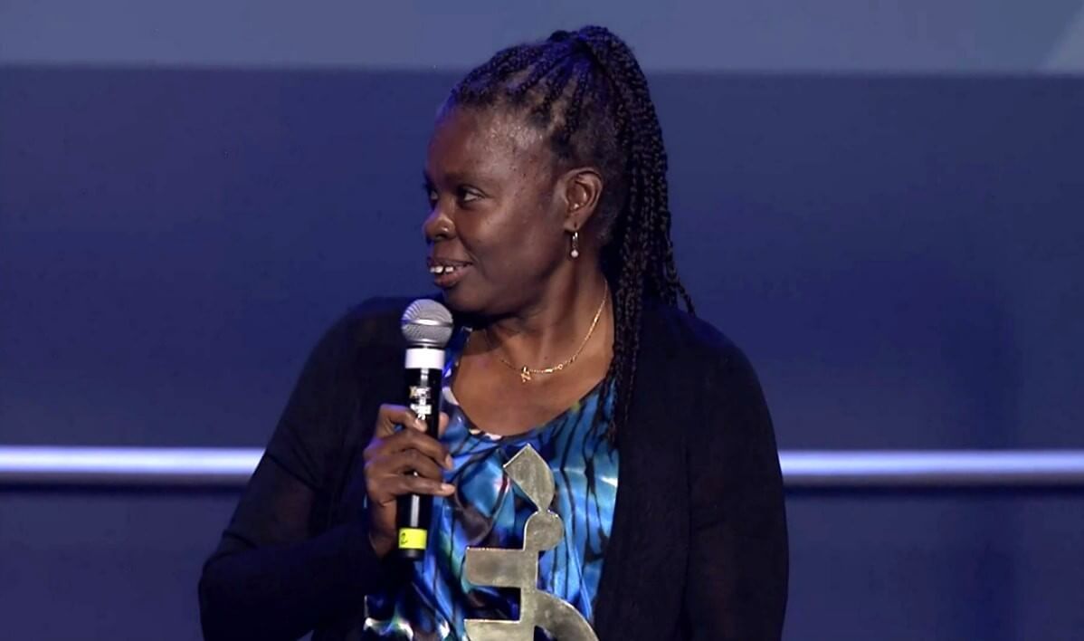 Niurka Montalvo recoge su premio en ElDesmarque.