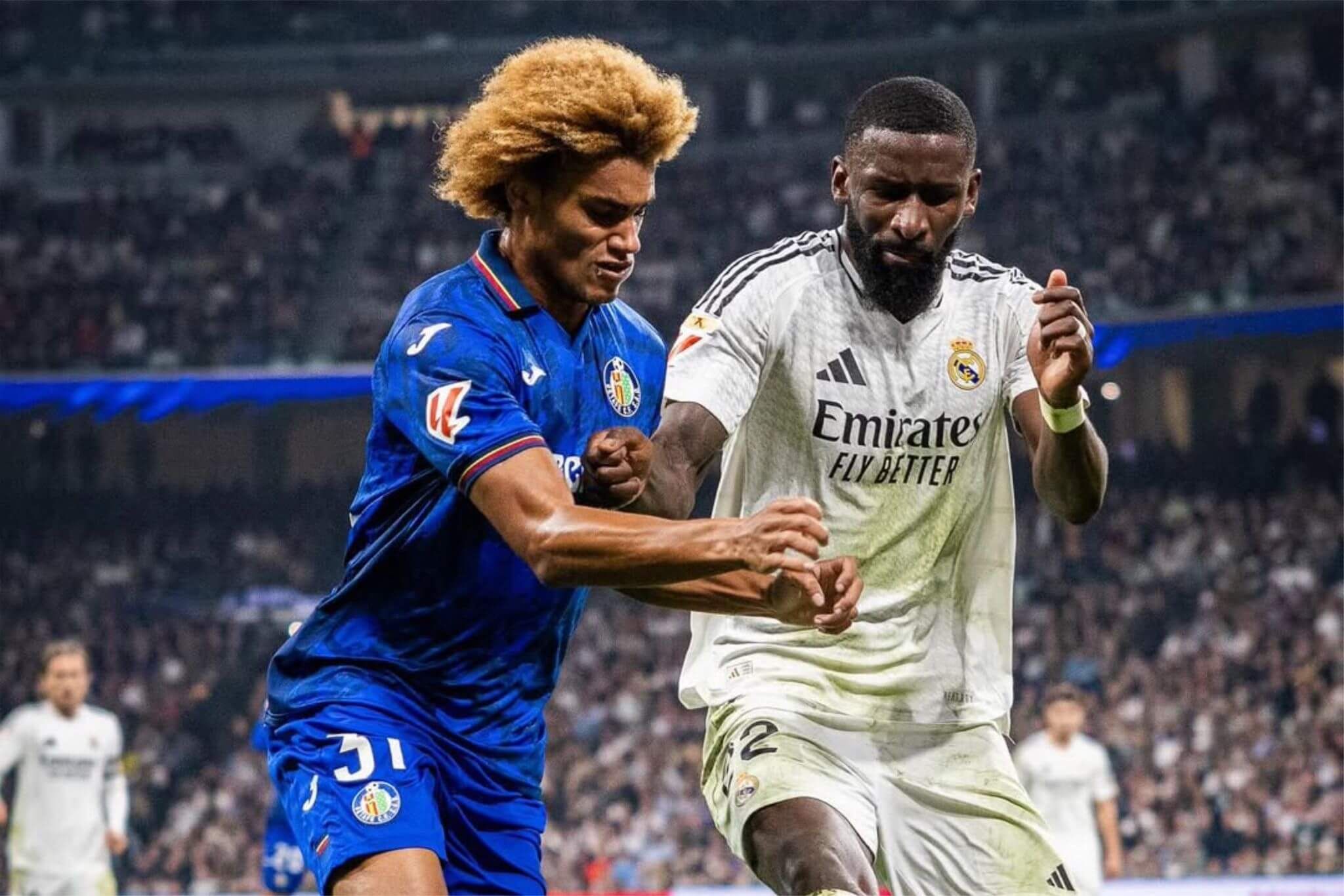  John Patrick peleando un balón con Antonio Rüdiger en el Real Madrid-Getafe.
