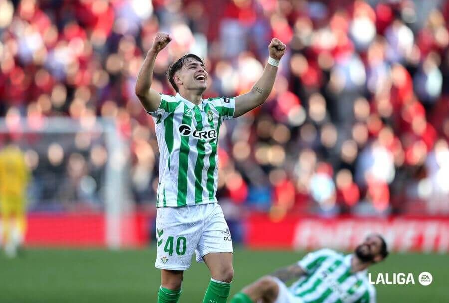  Ángel Ortiz celebra el triunfo del Betis en Mallorca