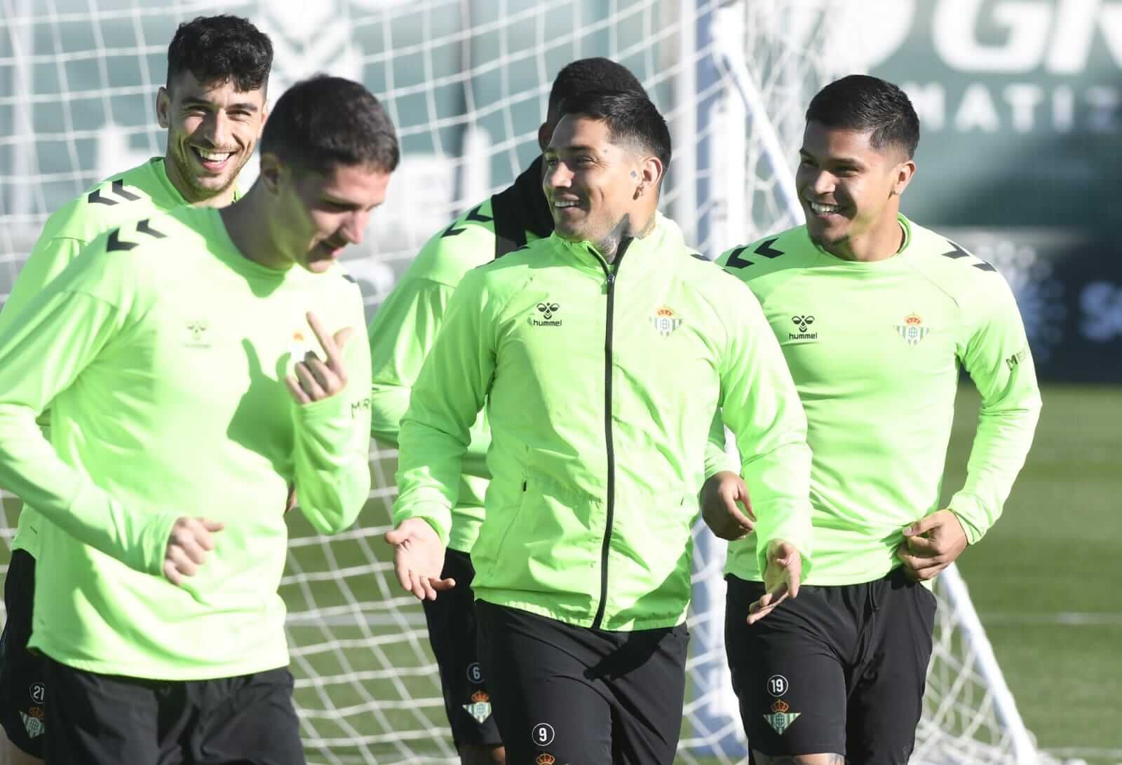  El Chimy Ávila, bromeando, junto al Cucho Hernández.