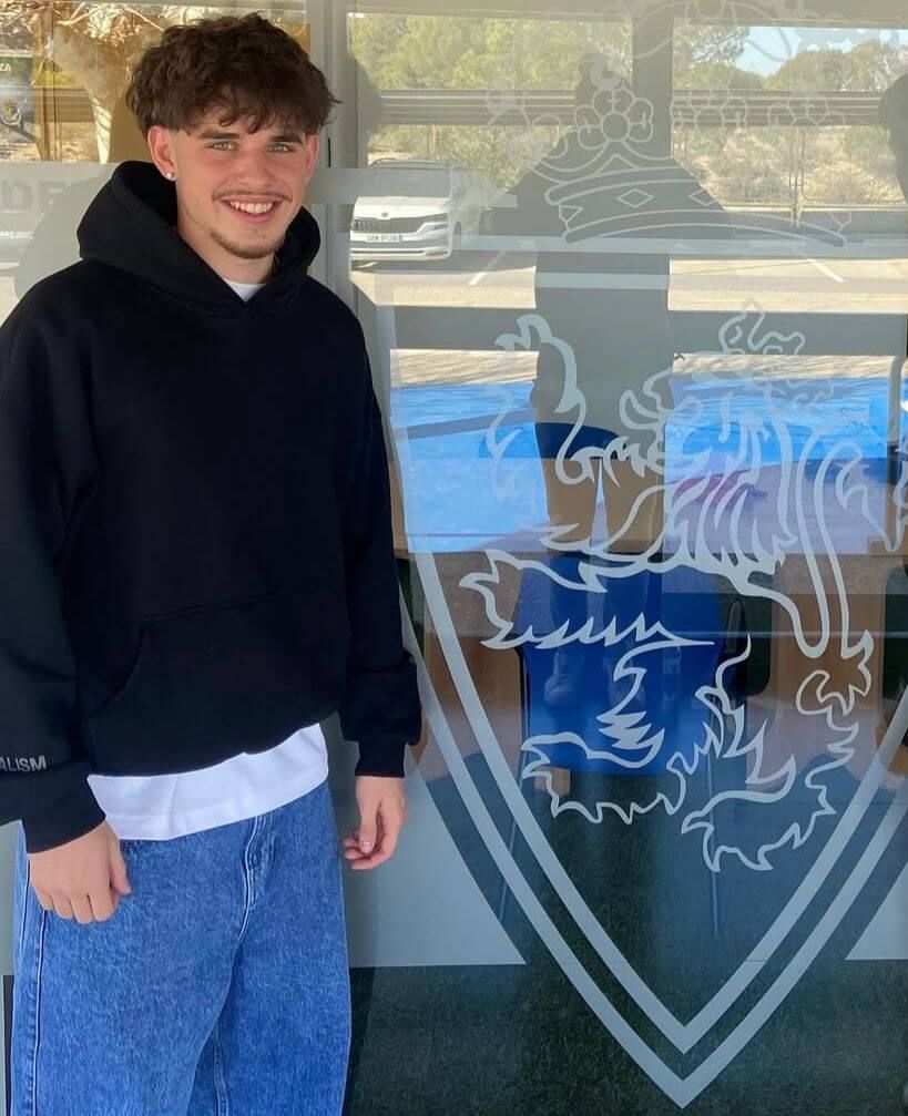  Jordee Brent posa en las instalaciones del Real Zaragoza.