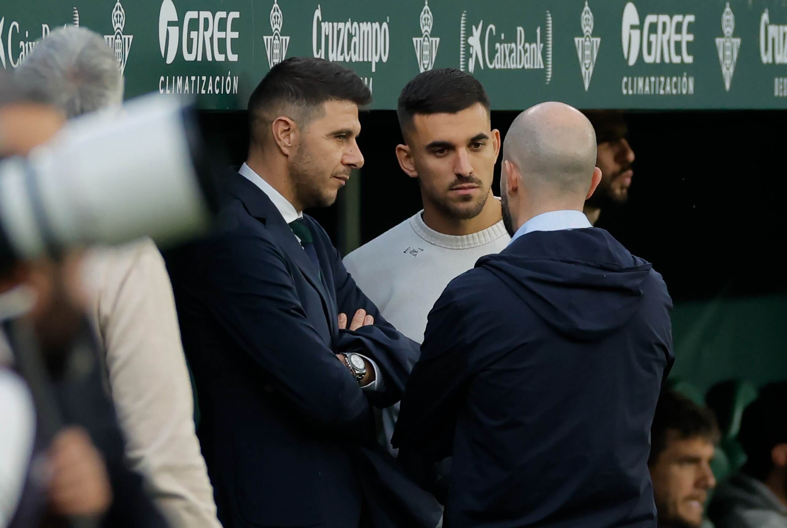  Dani Ceballos, dialogando con Manu Fajardo y Joaquín