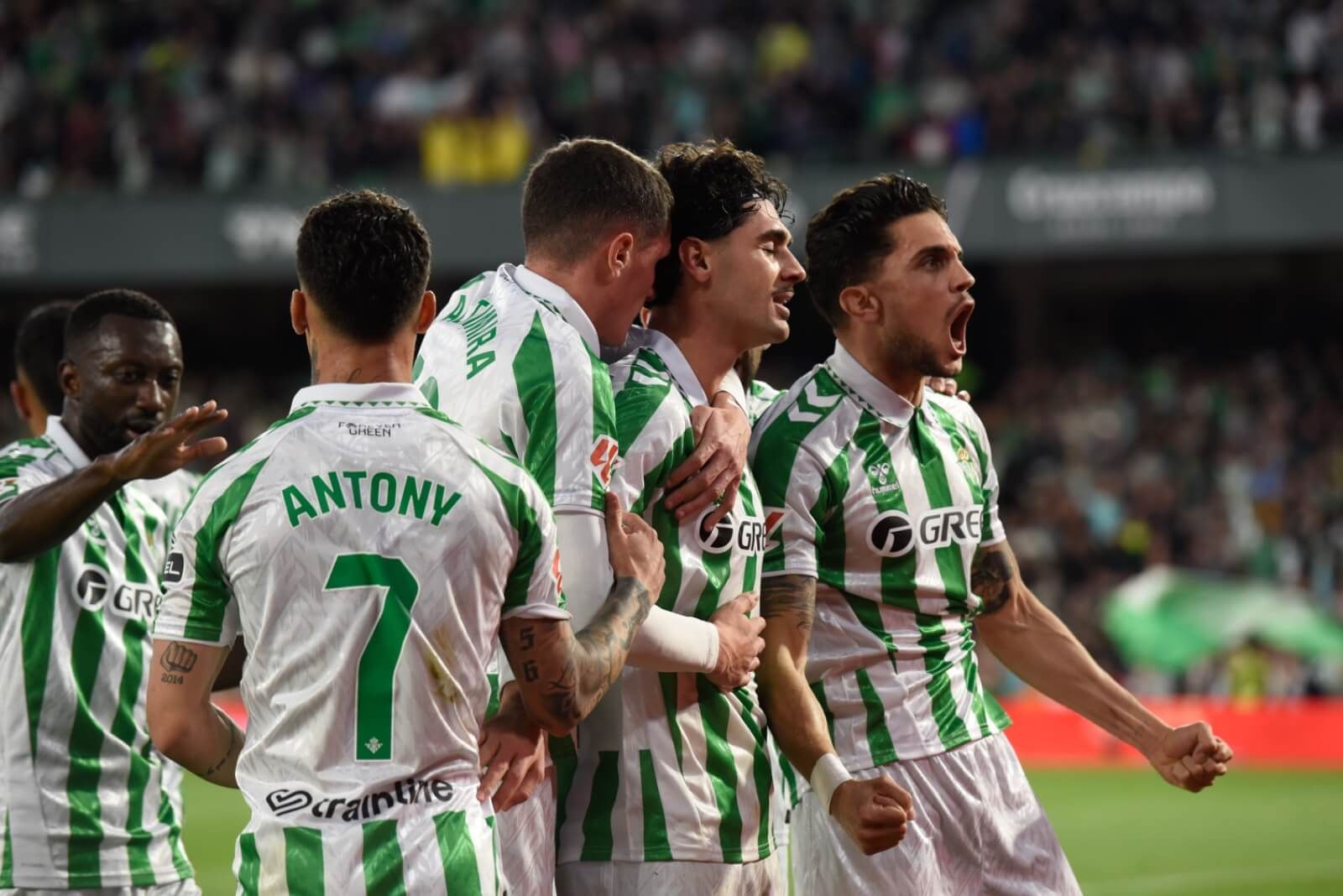  Celebración del tanto de Johnny Cardoso.