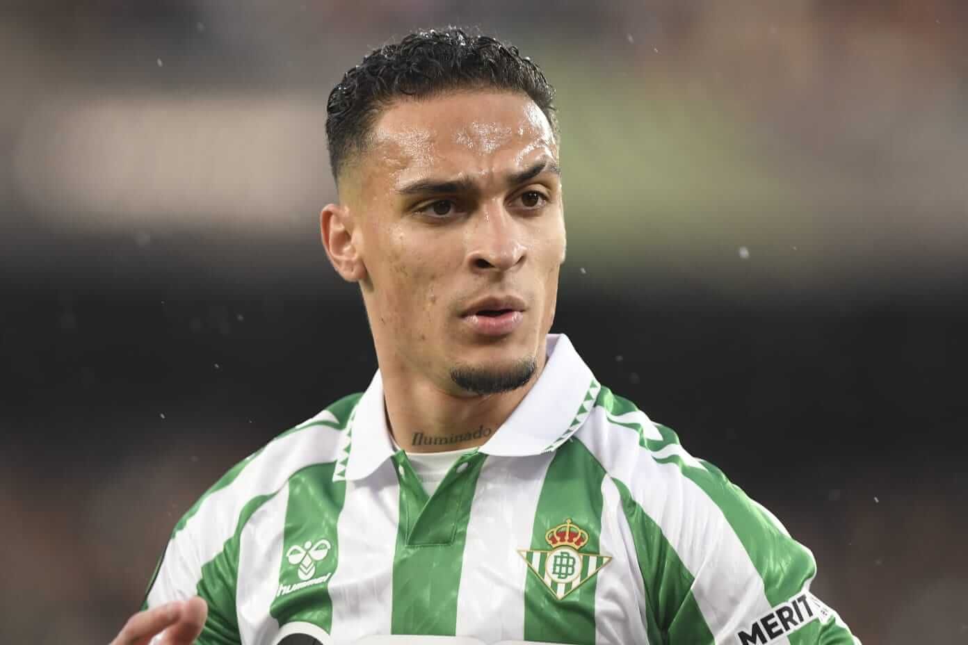  Antony, ante el Vitoria Guimaraes.