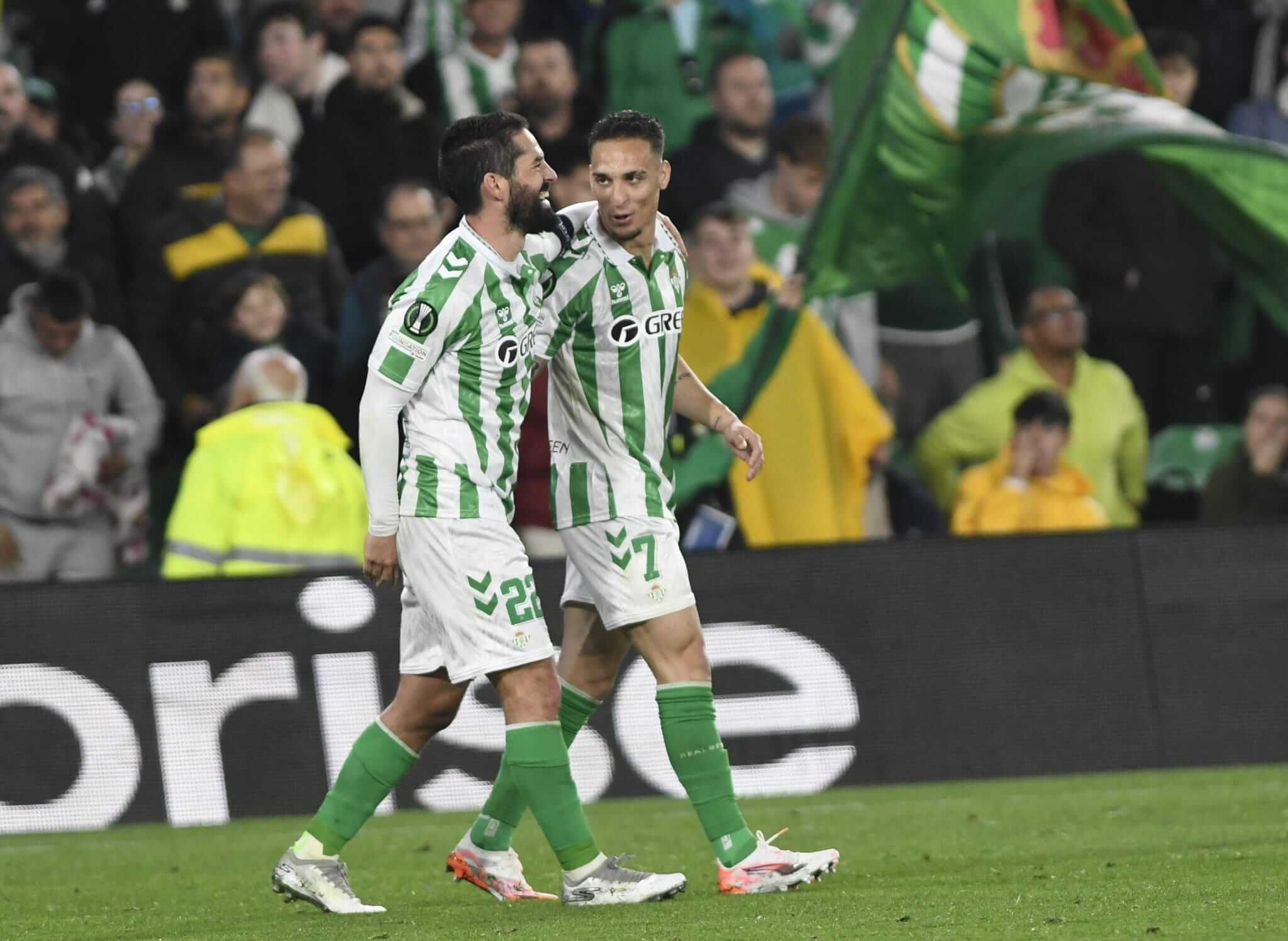  Isco y Antony, celebrando un gol ante el Vitoria Guimaraes.