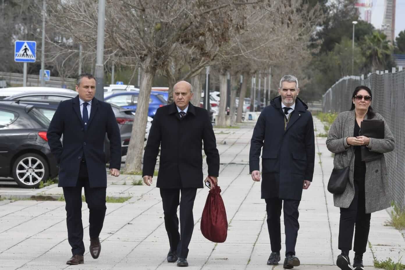  Del Nido Benavente, junto a su hijo y Enrique de la Cerda a la llegada al juzgado (Foto: Kiko Hurta