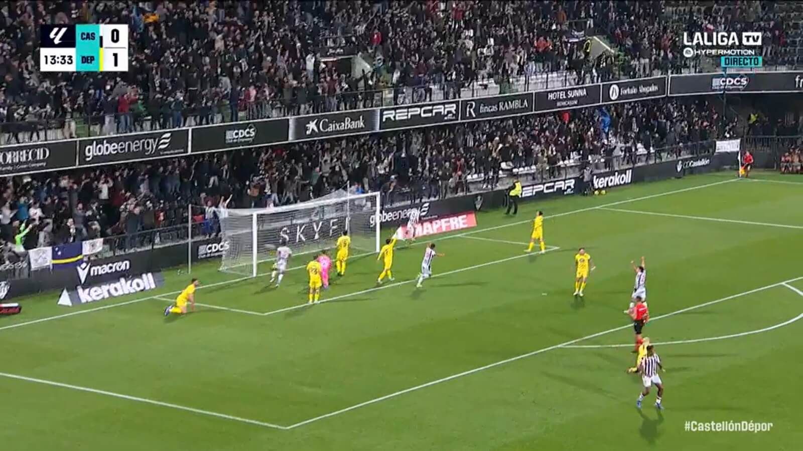  Falta previa a David Mella en el Castellón-Deportivo.