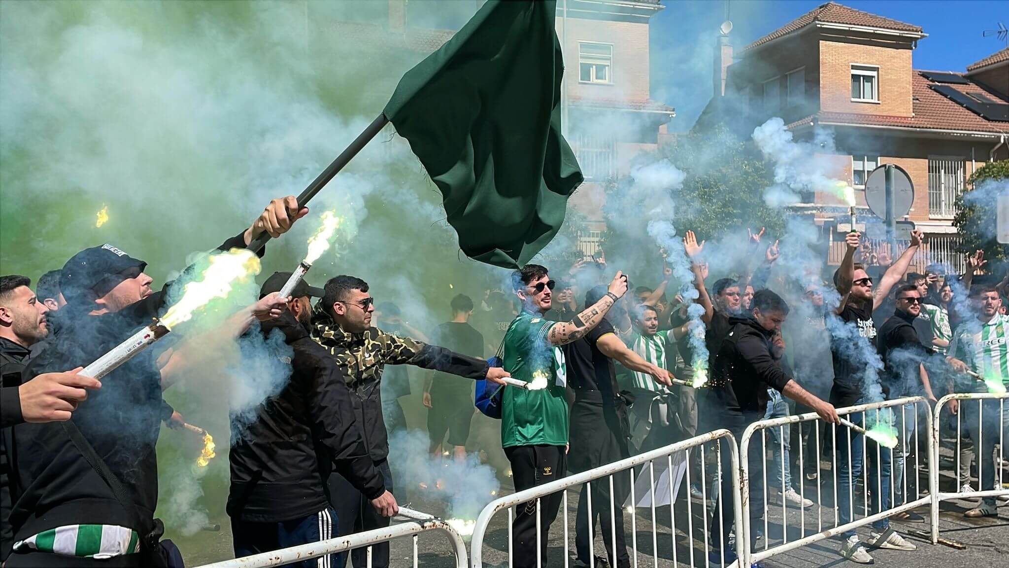  Los ultras 'sacan' del hotel a los jugadores del Betis antes del derbi.