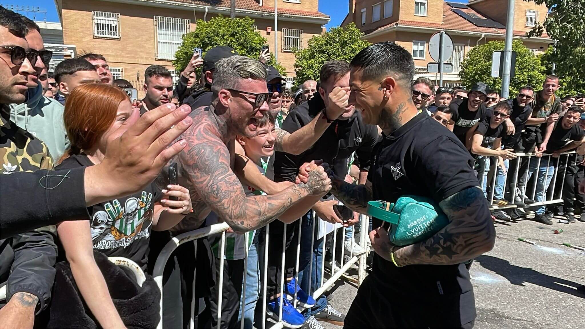  Chimy Ávila, con los ultras del Betis antes del derbi.