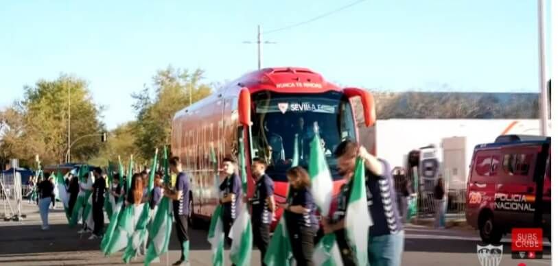  La llegada del bus del Sevilla al Benito Villamarín.