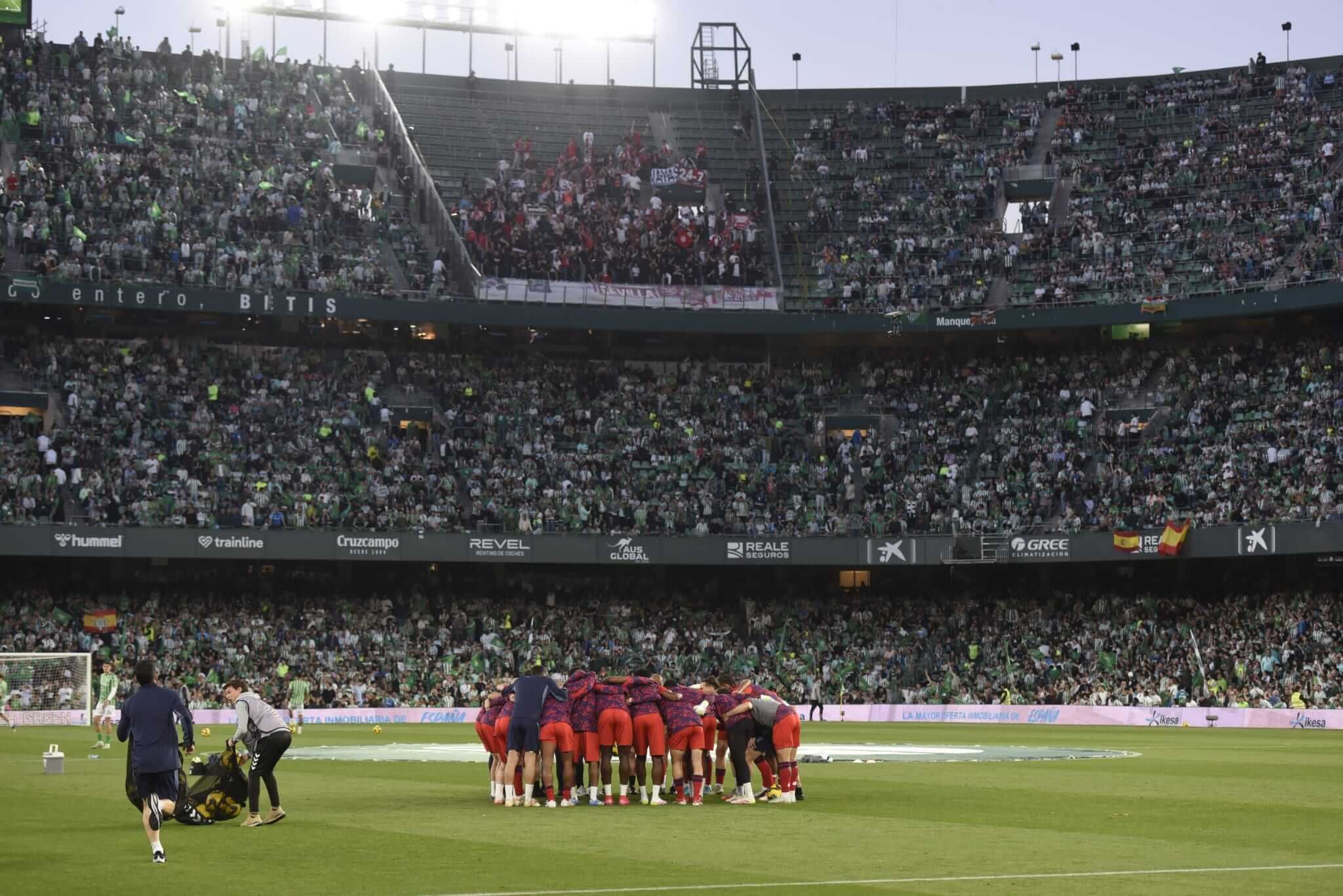Encontronazo entre técnicos del Sevilla y recogepelotas del Betis.