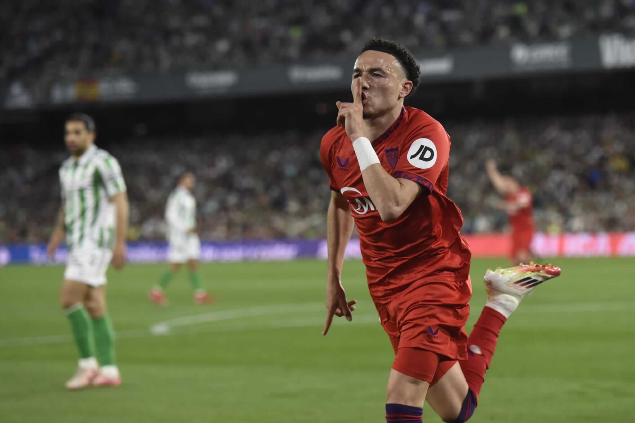  Rubén Vargas manda a callar a la afición del Betis tras su gol en el derbi
