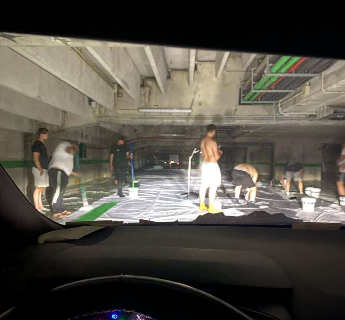 El tifo de la semifinal, pintado en mitad del gran apagón de España.