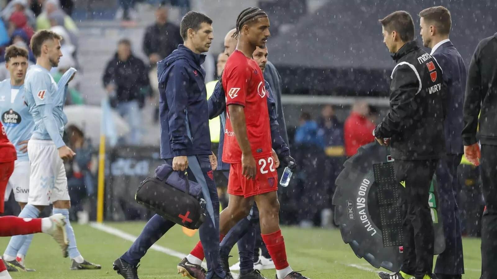  Löic Badé no pudo seguir y tuvo que abandonar el campo (Foto. EFE)