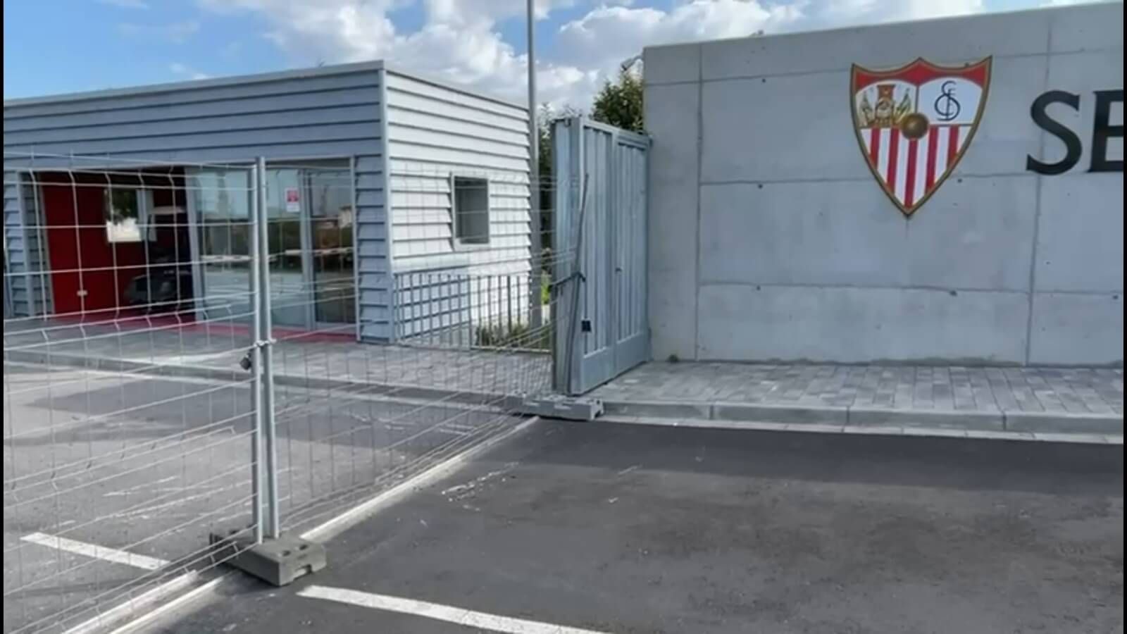  Alambrada provisional en la Ciudad Deportiva Cisneros Palacios.