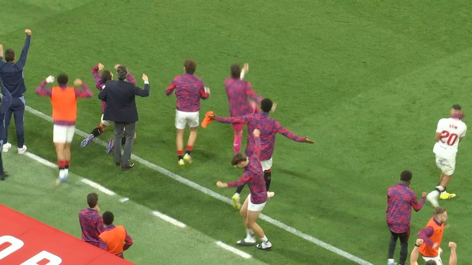  El banquillo del Sevilla explota de alegría tras ganar a Las Palmas.