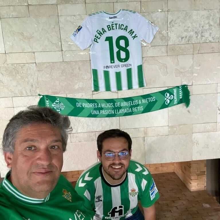  Manuel, junto a su padre en México.