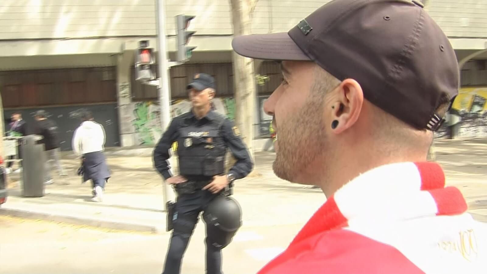  Las bromas de un aficionado del Rayo con Joaquín Sánchez.