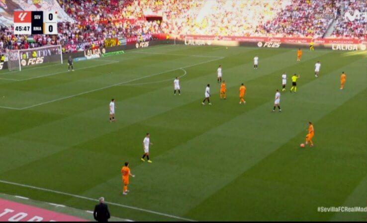 Momento en el que Busquets Ferrer paró el juego para expulsar, vía VAR, a Isaac Romero.