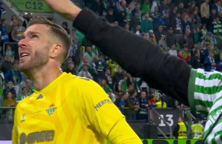  Las lágrimas de los jugadores del Betis tras el pitido final.