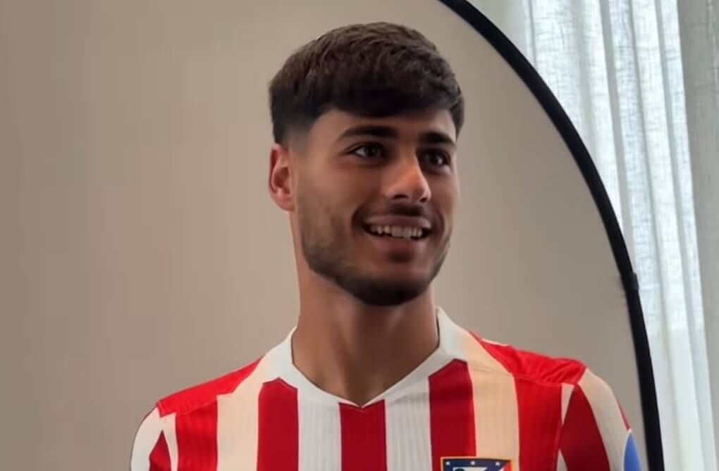  Carlos Martín bromea hablando inglés en el 'media day' de la FIFA (Imagen: Atlético de Madrid).