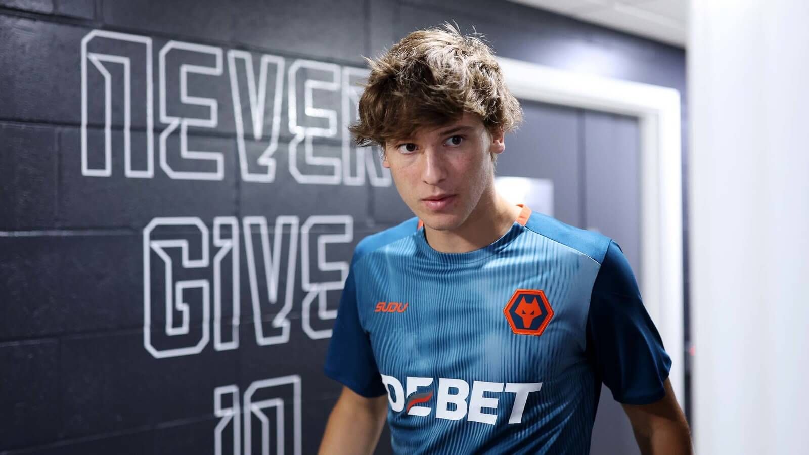  Fer López posa con su nueva camiseta.